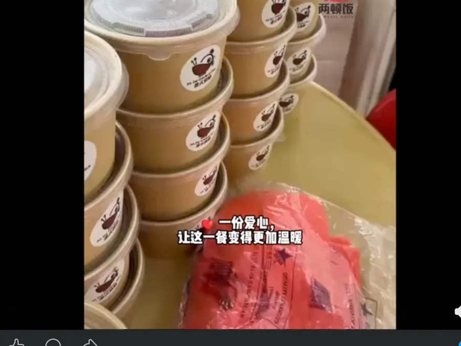 刚打包好的饭盒一叠叠堆在桌上